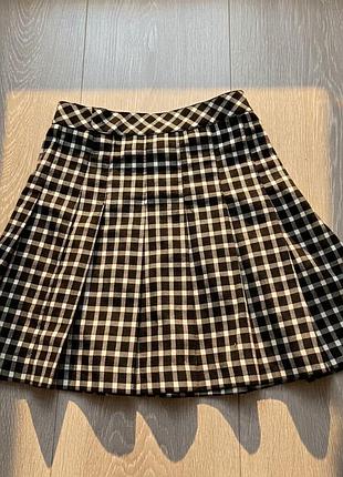 Дуже стильна міні в клітинку. h&m. колір чорно-білий, розмір 38 (xs). от 64, тканина не тягнеться. але зламана молнія. окрім цього, стан ідеальний.