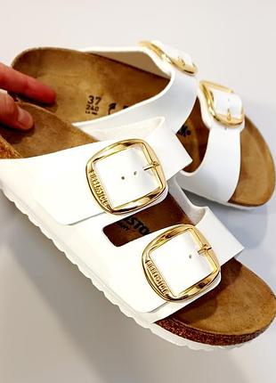 Белые шлепанцы с золотистой фурнитура от birkenstock