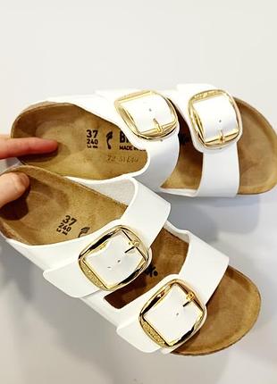 Білі шльопанці з золотистою фурнітура від birkenstock