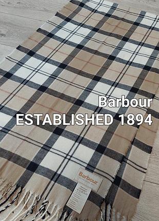 Классический клетчатый шарф barbour hailes tartan scarf в бежево-коричневой гамме с фирменной текстильной нашивкой barbour и бахромой по краям