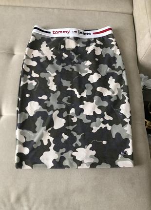 Міді спідниця жіноча tommy jeans камуфляжна