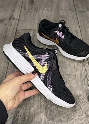 Кросівки nike revolution 4 чорні із золотим логотипом, eu 36,5