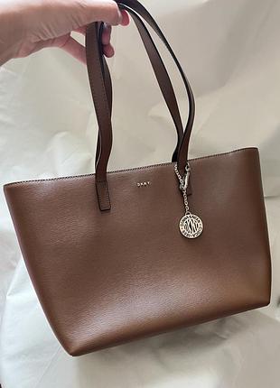 Сумка dkny оригінал шкіряна шоколадного кольору в ідеальному стані donna karan