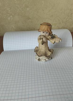 Статуетка ангел грає на скрипці