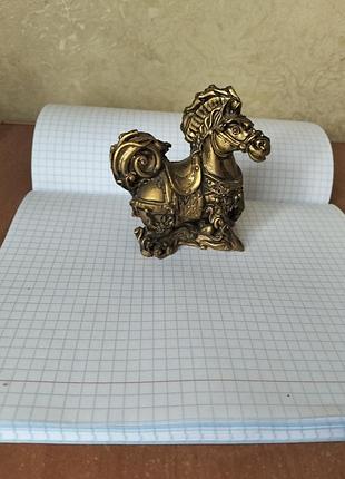 Статуетка кінь