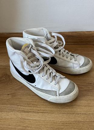 Кросівки унісекс nike blazer mid '77 білі з чорним