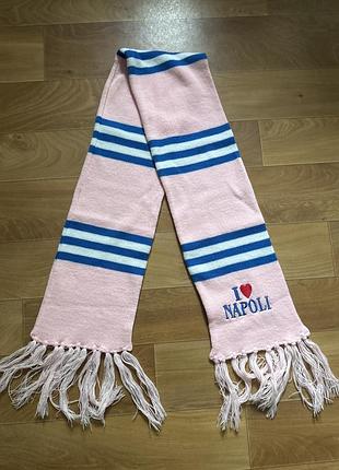 Рожевий футбольний шарф вболівальника клубу s.s.c. napoli з біло-блакитними смугами та написом «i ♥ napoli».