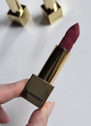Увлажняющая матовая помада burberry kisses matte lipstick 93 matte russet 3.3 г