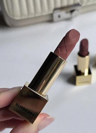Увлажняющая матовая помада burberry kisses matte lipstick 90 matte cinnamon 3.3 г