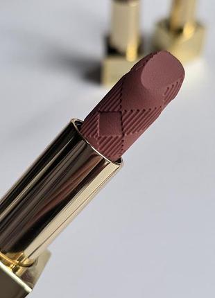 Увлажняющая матовая помада burberry kisses matte lipstick 90 matte cinnamon 3.3 г
