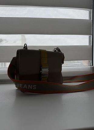 Крос-боді жіноча tommy hilfiger бежева