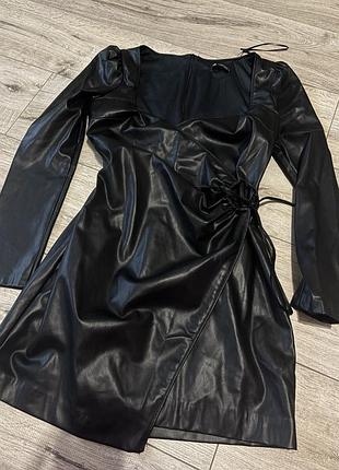 Коротка жіноча сукня zara чорна зі штучної шкіри