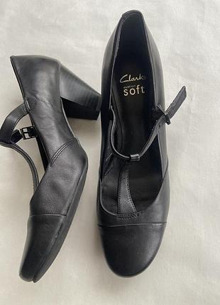 Кожаные туфли в стиле «мери джейн» (t-strap) бренда clarks с технологией комфорта cushion soft, размер 40
