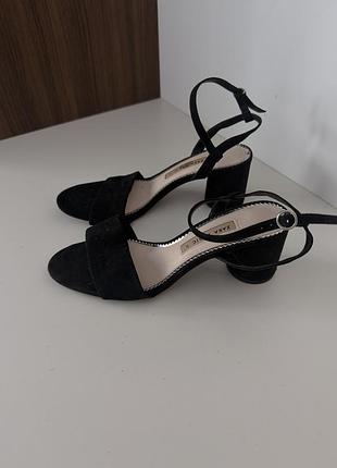 Босоніжки жіночі zara basic чорні, розмір 37