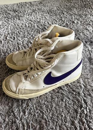 Кросівки чоловічі nike blazer mid '77 vintage білі з фіолетовим