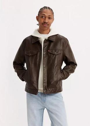 Levi’s куртка з еко шкіри в коричневому кольорі, має фабричні потертості.