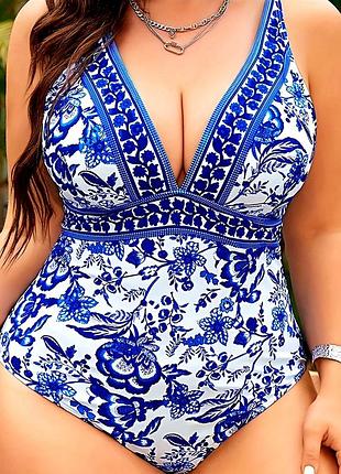 Суцільний корегуючий купальник plus size у порцеляновий принт, з глибоким вирізом