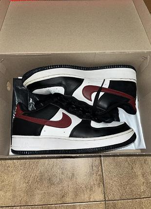 Кросівки чоловічі nike air force 1 чорно-білі з бордовими елементами