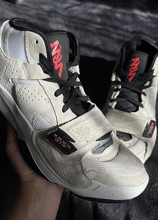Чоловічі баскетбольні кросівки nike jordan zion 2 photon dust. p. 45. хороший стан!!!