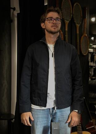 Massimo dutti  тонка куртка на стійку, в темно-синьому кольорі. ідеальне доповнення до класичних луків.
