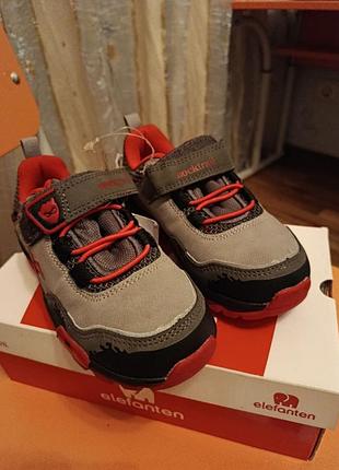 Продам кроссовки детские. новые