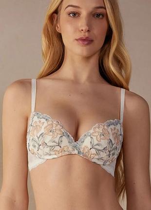 Нежный кружевной бюстгальтер intimissimi