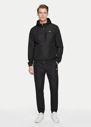 Lacoste спортивний костюм в чорному кольорі, має підкладку, гарно сідадає по тілу.