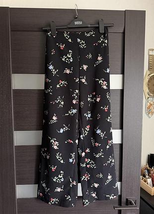Легкі чорні штани / брюки у квітковий принт h&m