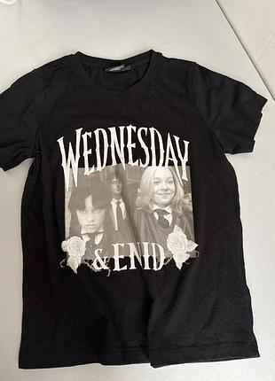 Фірмова футболка з логотипом wednesday