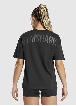Чорна футболка вільного крою бренду gymshark із мінімалістичним логотипом на грудях
