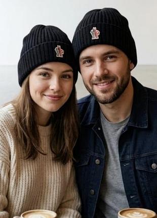 Оригинальная шапка moncler grenoble из 100% шерсти  с вышитым логотипом.