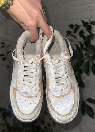 Оригінал жіночі кросівки nike air force 1 shadow white team gold hemp з характерним багатошаровим дизайном та бежево-білими акцентами