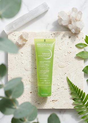 Bioderma sébium gel moussant actif (45 мл) — это интенсивный очищающий активный гель, предназначенный для ухода за жирной кожей, склонной к акне.