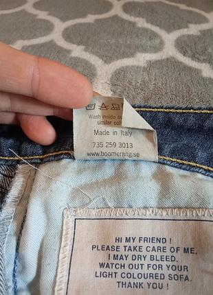 Классические синие джинсы прямого или расклешенного к низу кроя (bootcut) с потертостями.