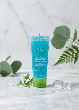 Bioderma sébium gel moussant (45 мл) — это мягкий очищающий пенящийся гель для комбинированной, жирной и склонной к акне кожи.  действие: деликатно