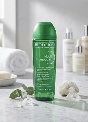 Bioderma nodé shampooing (200 мл) — это мягкий неагрессивный флюид-шампунь, разработанный для бережного очищения волос и кожи головы.