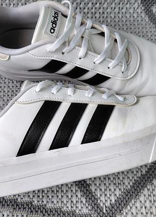 Оригінальні жіночі кросівки adidas court platform класичний силует на масивній підошві