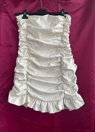 Белое платье-бандо мини femme luxe со сборками и рюшами (размер 10 / m)