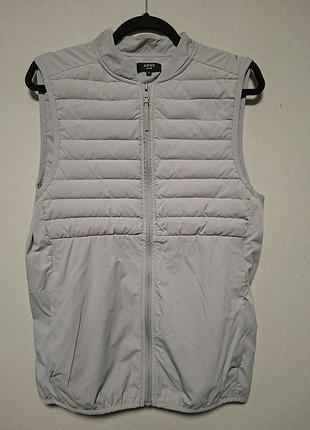 Мужская серая стеганая жилетка бренда arne модель из линейки technical down gilet.