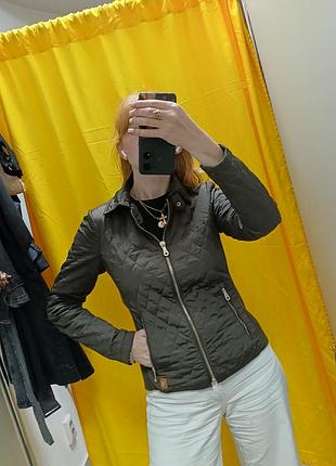 Стёганая  осенняя куртка massimo dutti с карманами на змейке
стеганая куртка massimo dutti