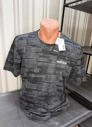 Футболка чоловіча adidas з геометричним принтом чорна
