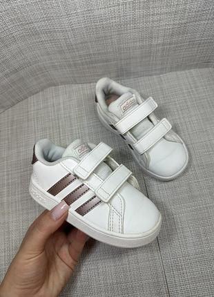 Оригінальні кросівки дитячі на липучці adidas