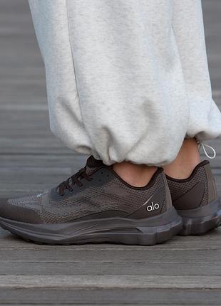 Кросівки alo yoga runner brown
