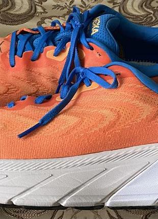 Оригінальні бігові кросівки hoka one one arahi 6 .
