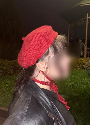 Берет  із завʼязками вʼязаний