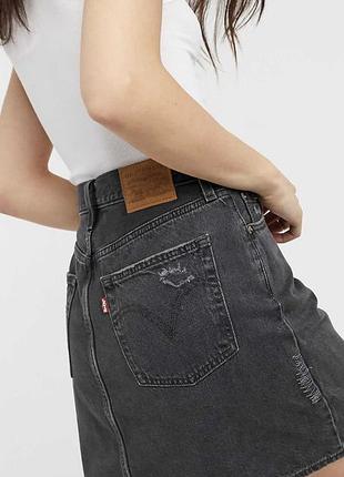 Джинсова міні-спідниця levi's сіра, розмір 30 (l)