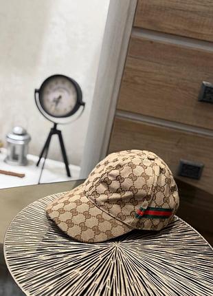 Кепка від бренду gucci
