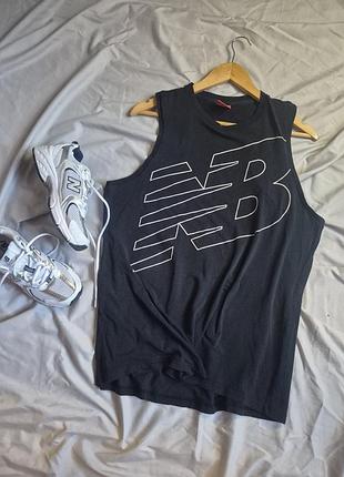 Черная спортивная майка женская new balance с белым контурным логотипом