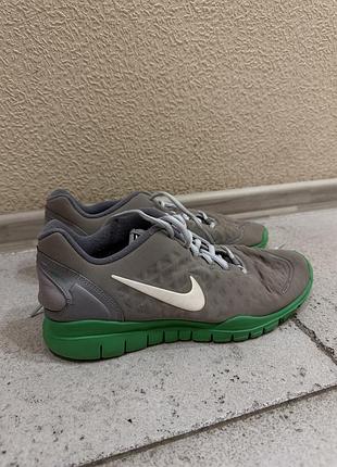 Кросівки спортивні сірі жіночі з зеленими підошвами nike training free tr fit