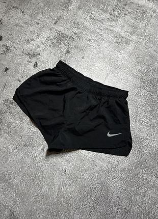Жіночі чорні спортивні шорти  nike